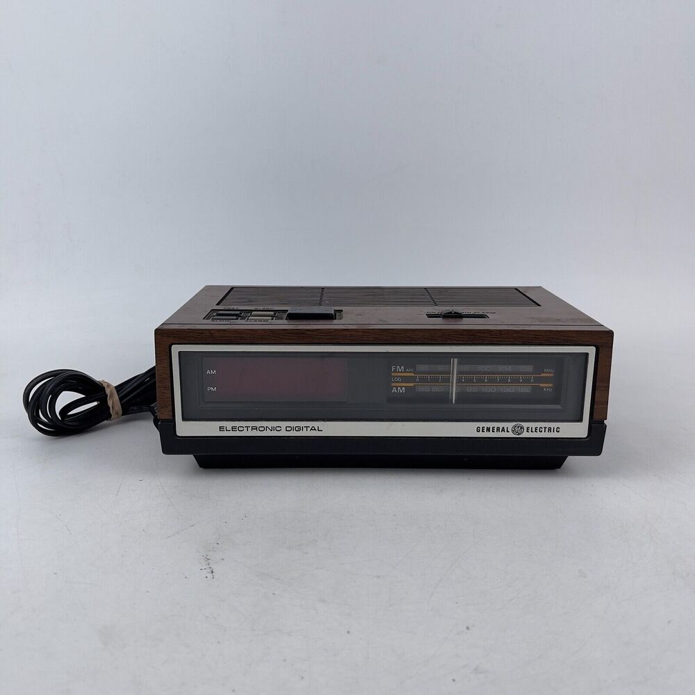Vintage General Electric 7-4640B Digital Walnut AM/FM Alarm Clock Radio - Brown‎